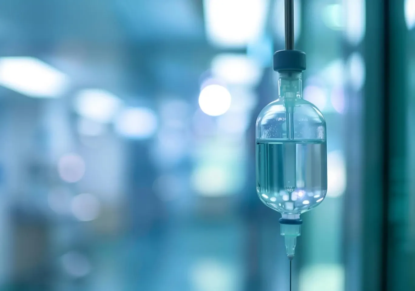 Detoks alkoholowy Śrem: butelka infuzyjna zawieszona w gabinecie