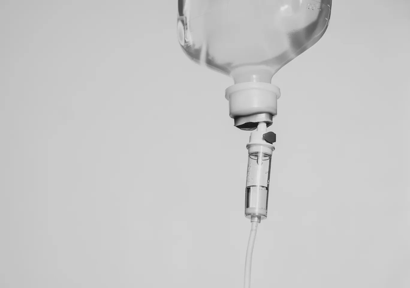 Kroplówki witaminowe Śrem: butelka soli fizjologicznej z komorą kroplową
