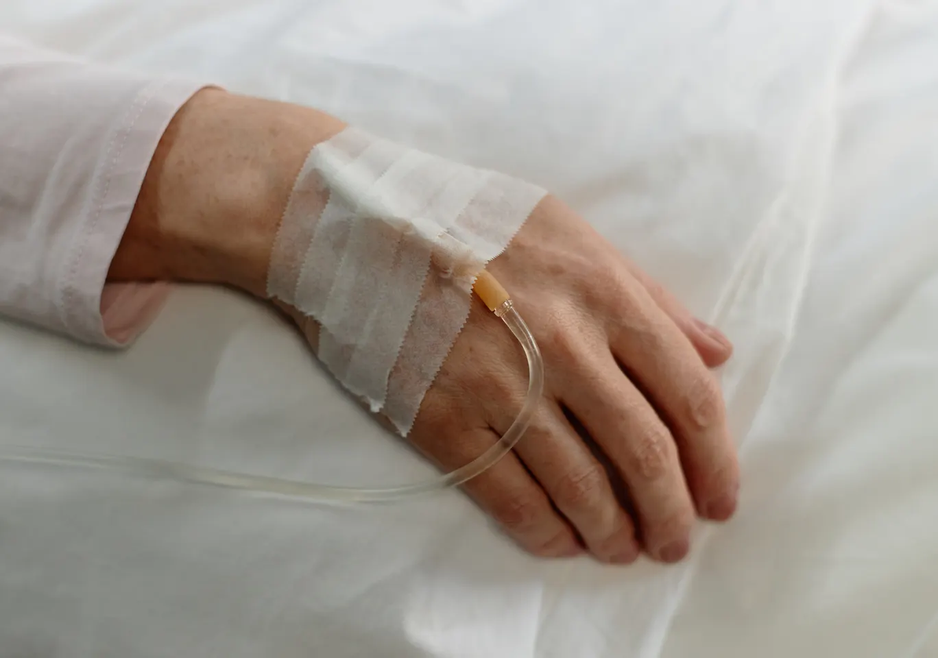Kroplówki witaminowe Poznań: dłoń z podłączoną kroplówką w spokojnym kadrze