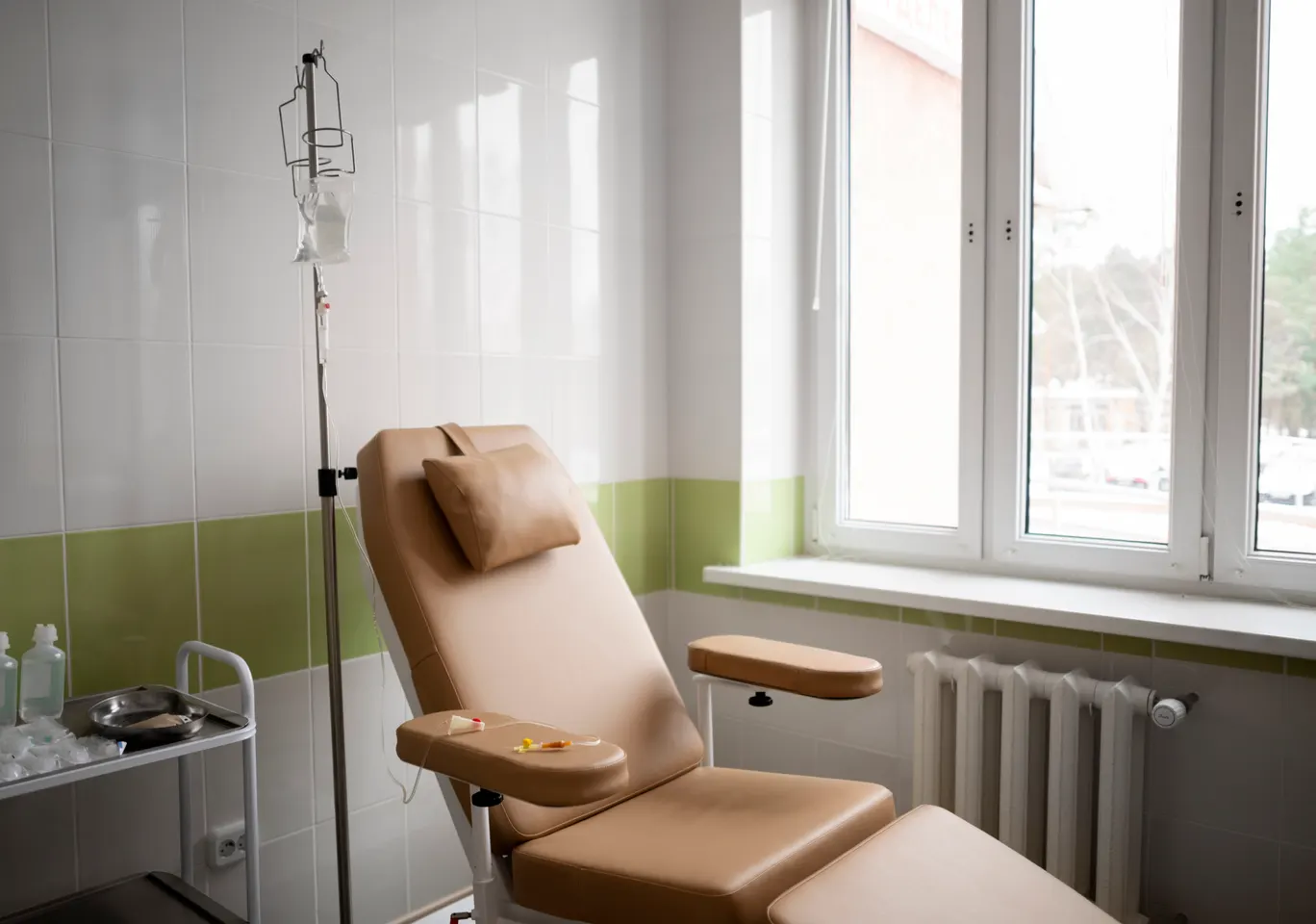 Kroplówki witaminowe Września: gabinet zabiegowy z fotelem i stojakiem na kroplówkę