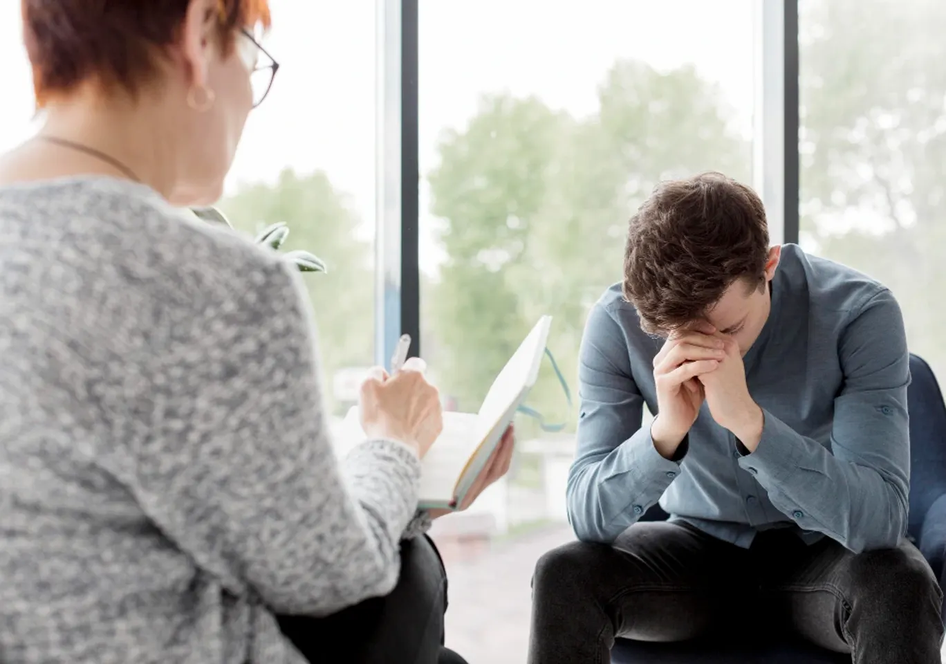 Terapia uzależnień Poznań: konsultacja u terapeuty przy oknie