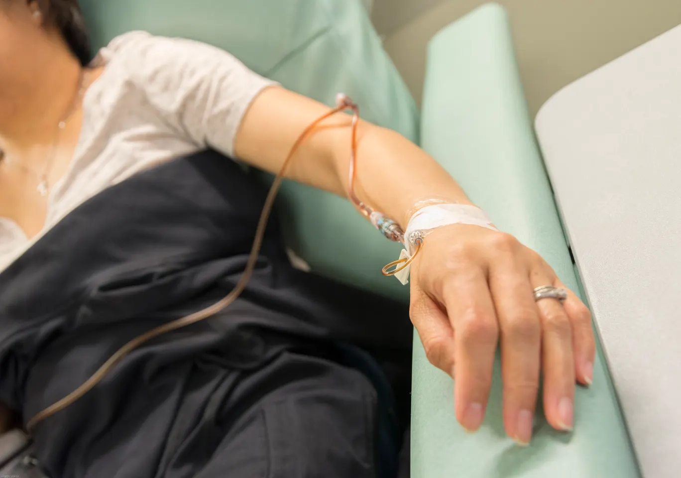 Kroplówki witaminowe Poznań: ręka z podłączoną linią infuzyjną w trakcie zabiegu